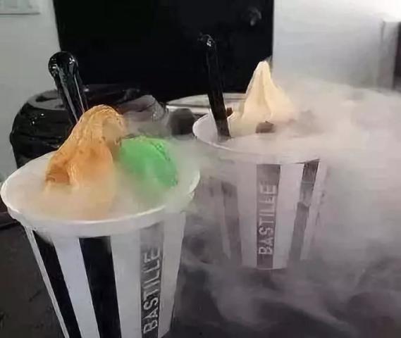 人吃网红雪糕,人潮涌动，品味夏日清凉新风尚